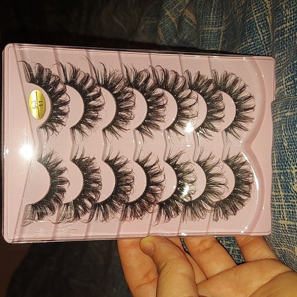 New Strip Lashes - Picture 2 of 3